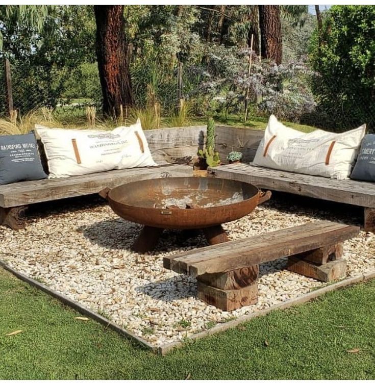 Creative Backyard Fire Pit Designs to
Enhance Your Outdoor Space