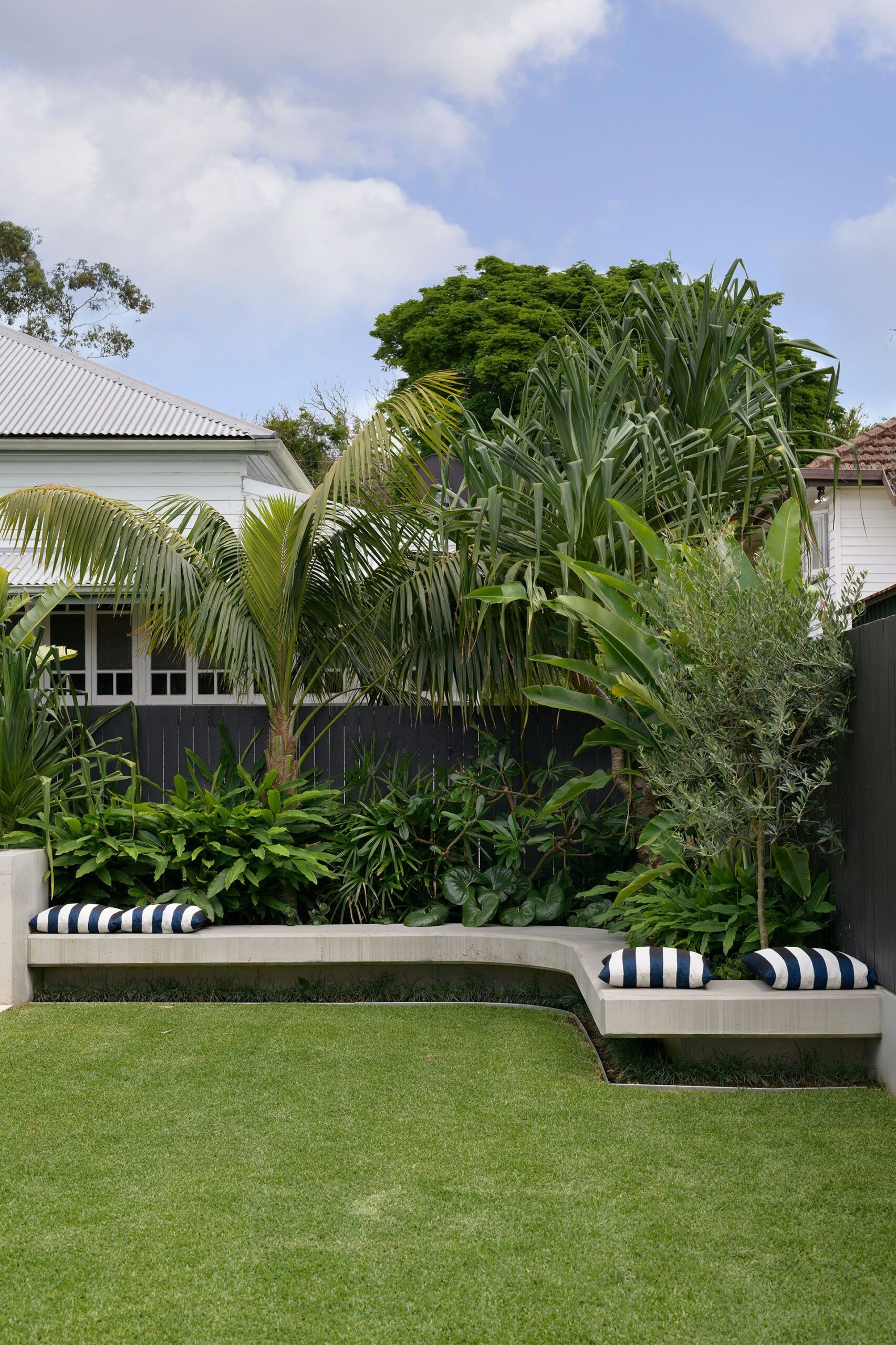 Modern Backyard Landscaping Ideas to
Transform Your Outdoor Space