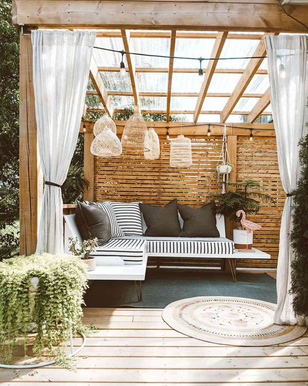 Budget-Friendly DIY Backyard Ideas to
Transform Your Outdoor Space