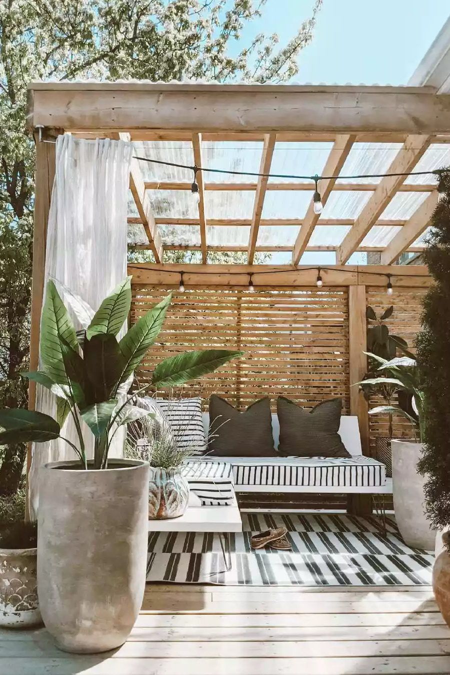 Creating Stunning Backyard Designs on a
Budget: Tips and Ideas for Designing an Outdoor Oasis