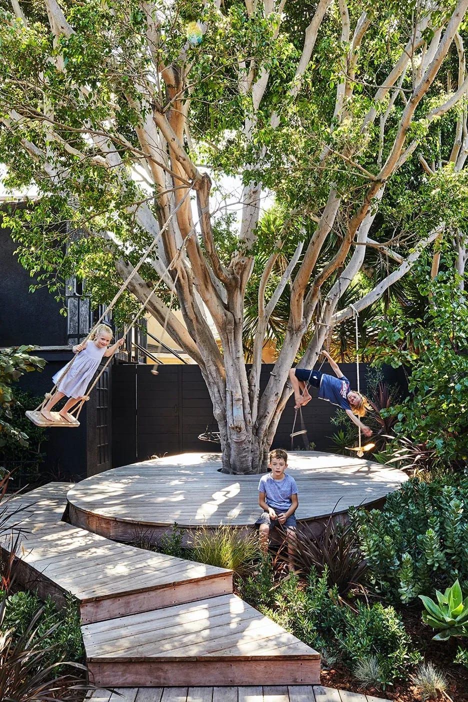 Creating a Stunning Backyard Oasis:
Design Ideas for Working Around Trees