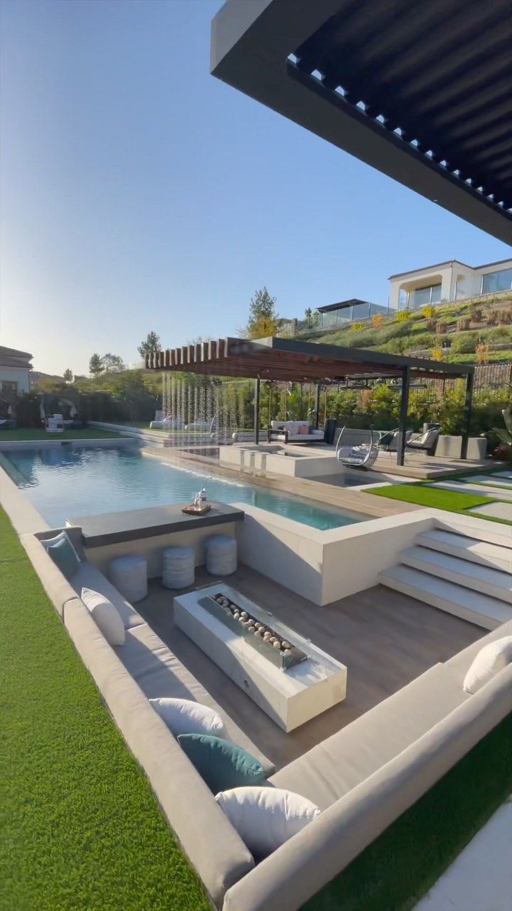 Creating the Ultimate Backyard Oasis:
Designing Your Dream Pool House