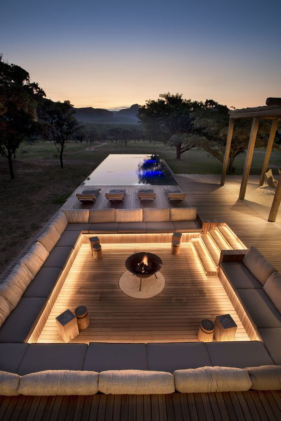 Creating the Ultimate Outdoor Oasis:
Backyard Design Tips for Incorporating a Pool and Fire Pit