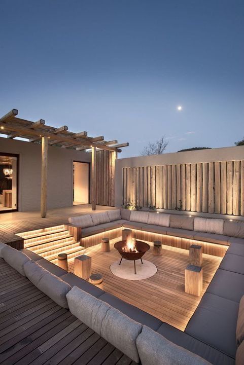 Creating the Ultimate Outdoor Oasis:
Backyard Design with Pool and Fire Pit