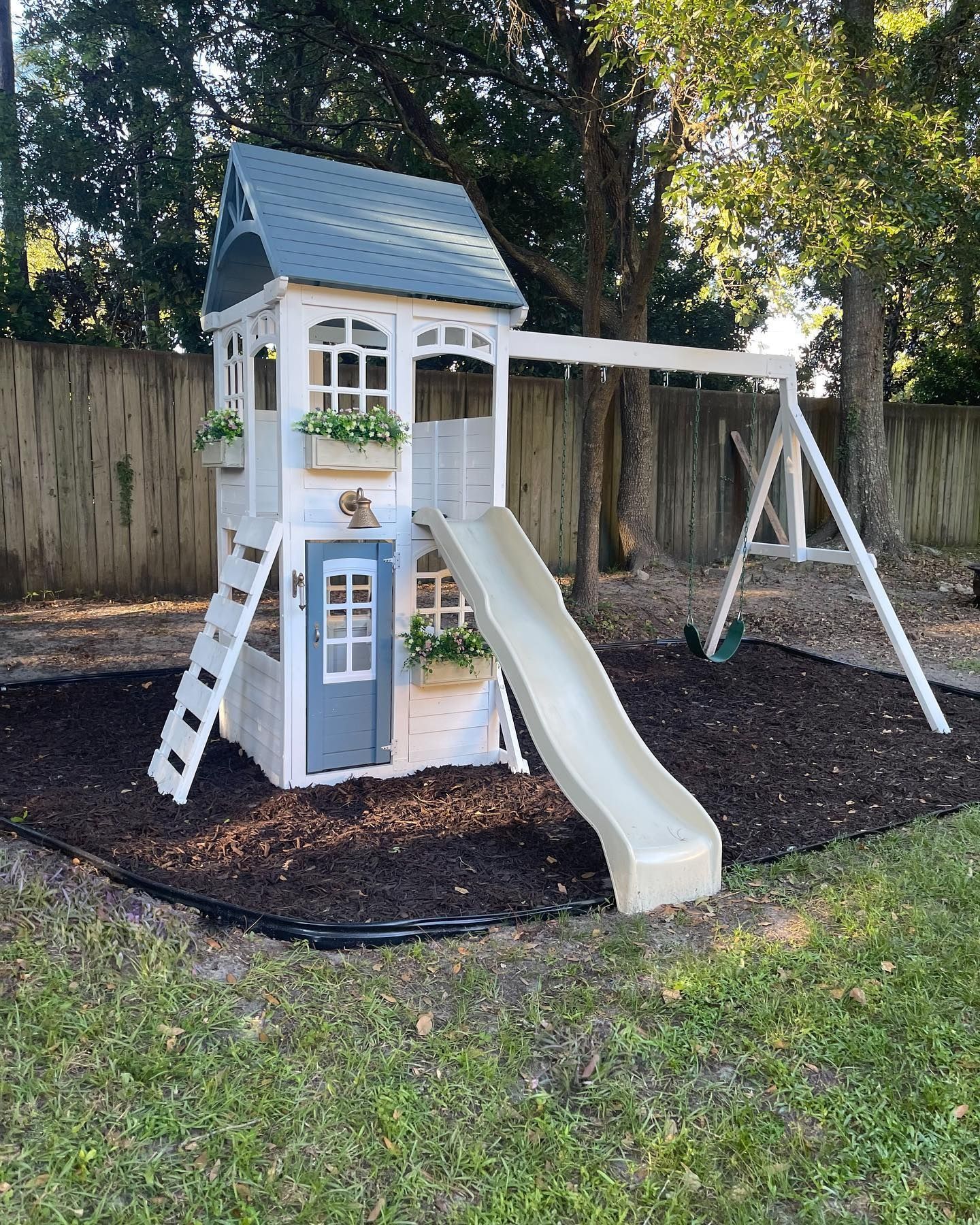 Designing the Perfect Backyard: How to
Incorporate a Playset for Endless Fun