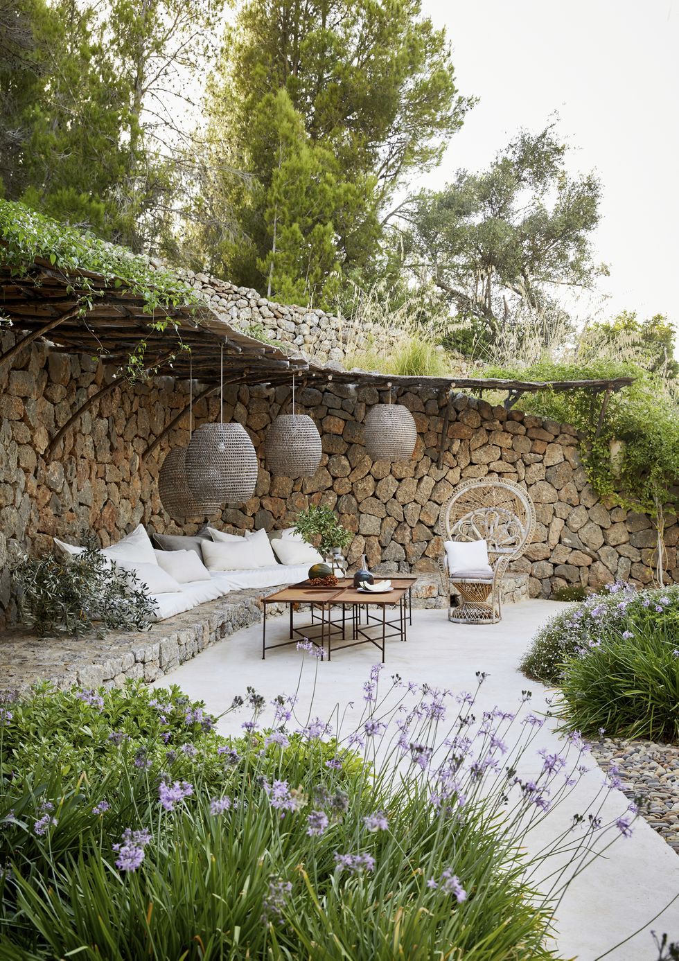 Embracing the Charm of Rustic Backyard
Design: Tips for Creating a Cozy Outdoor Escape