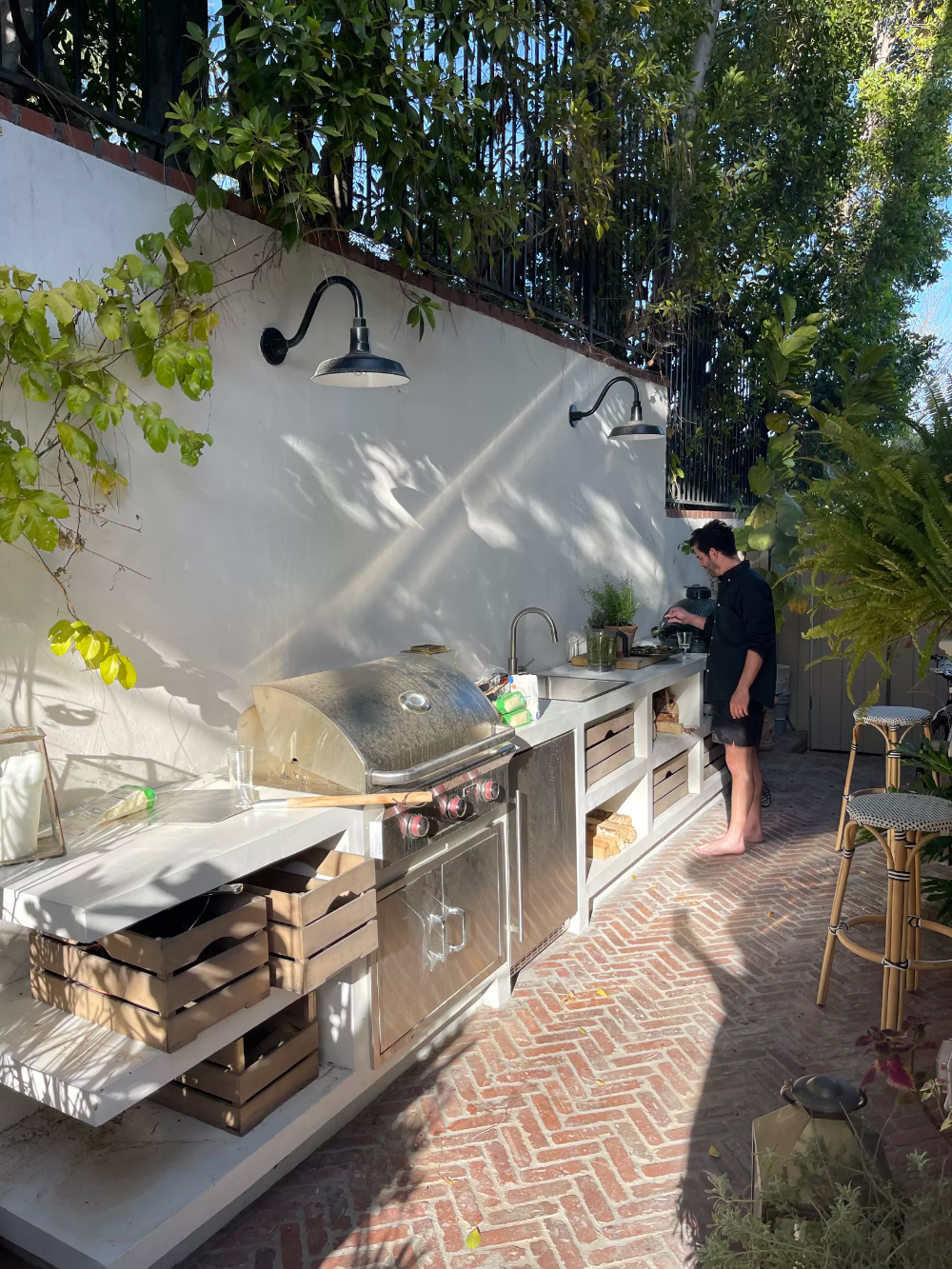 Enhance Your Outdoor Living Space with a
Stylish Backyard Design Outdoor Kitchen