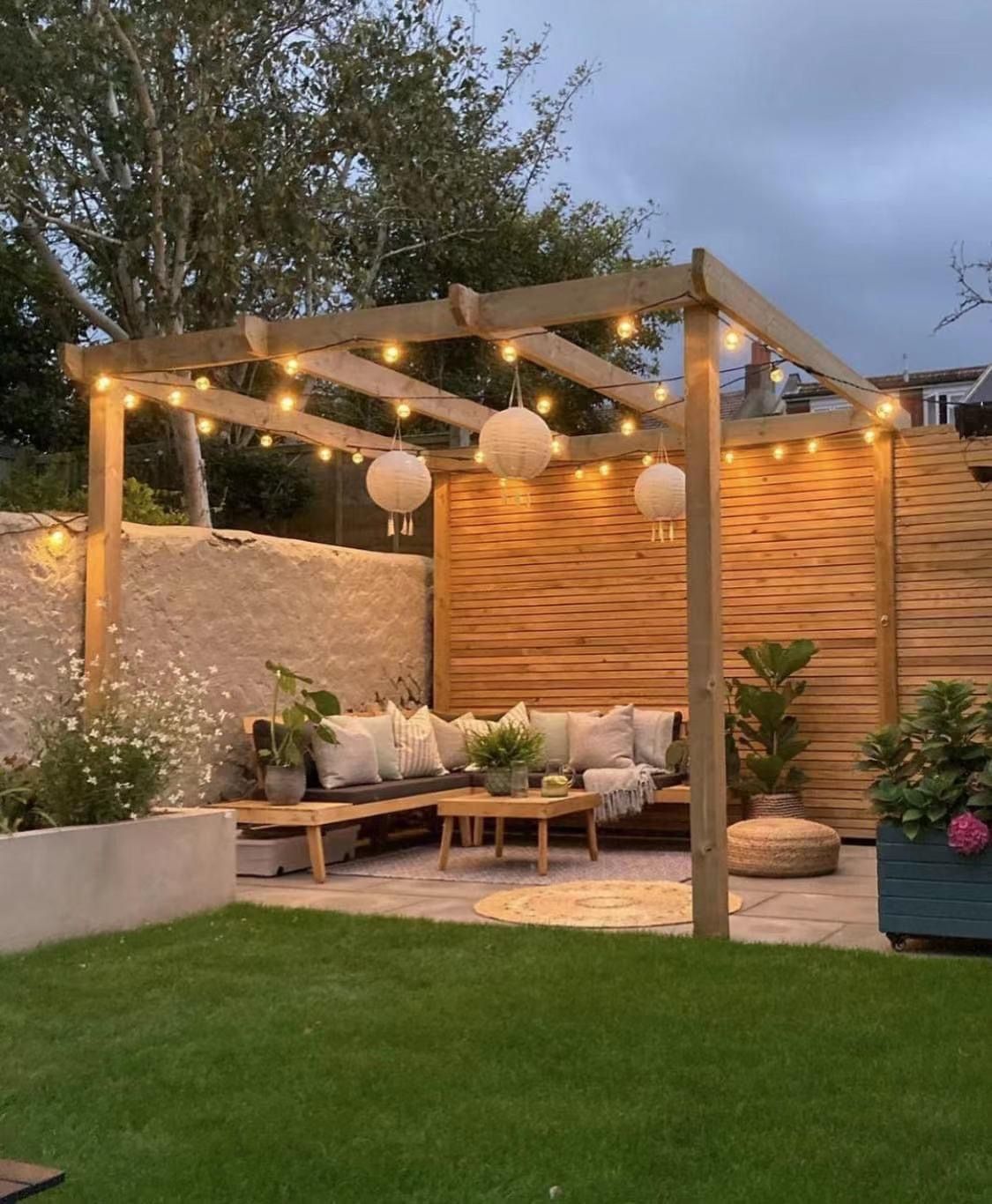 Optimizing Space: Creative Ideas for
Narrow Backyard Design