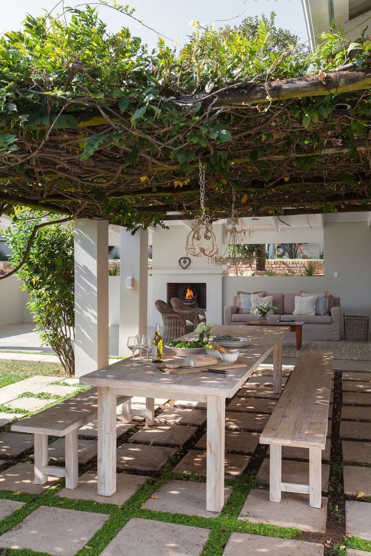 Rustic Charm: Transforming Your Backyard
into a Country-style Oasis