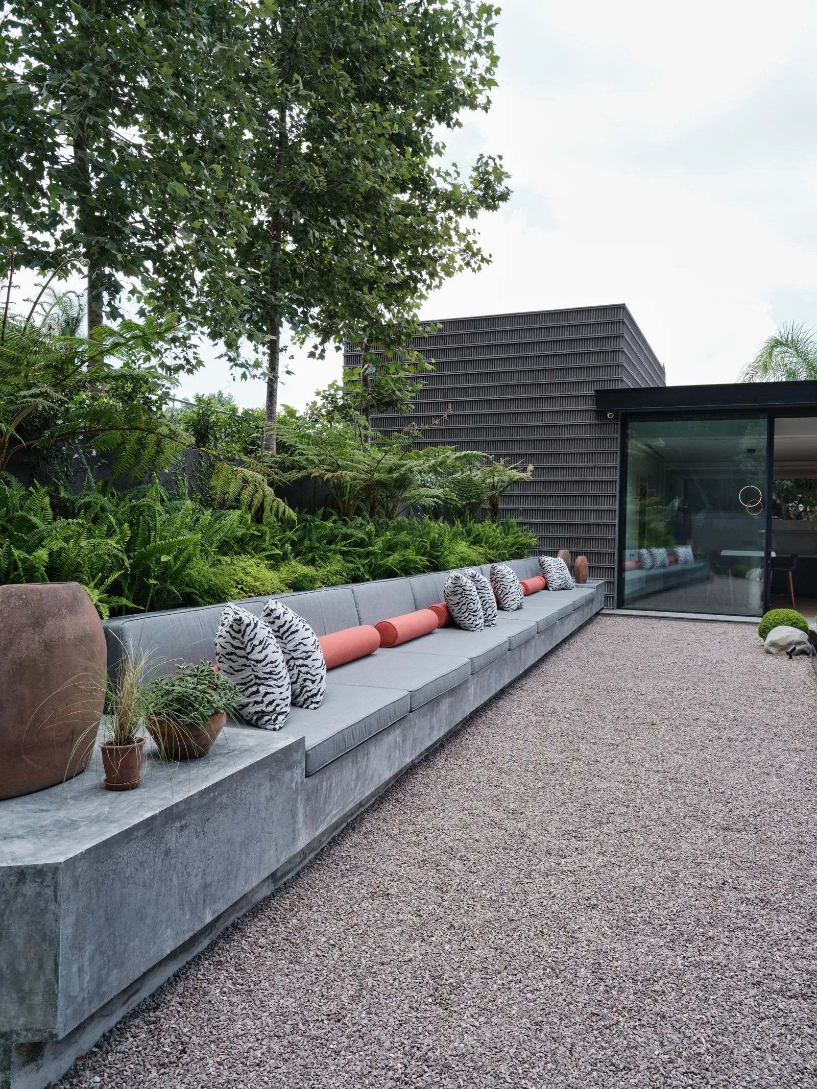 Transform Your Outdoor Space with a
Stunning Backyard Design Retaining Wall