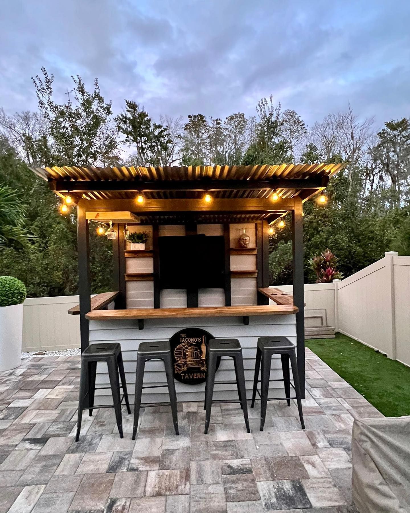 Ultimate Guide to Creating the Perfect
Backyard Bar and Grill