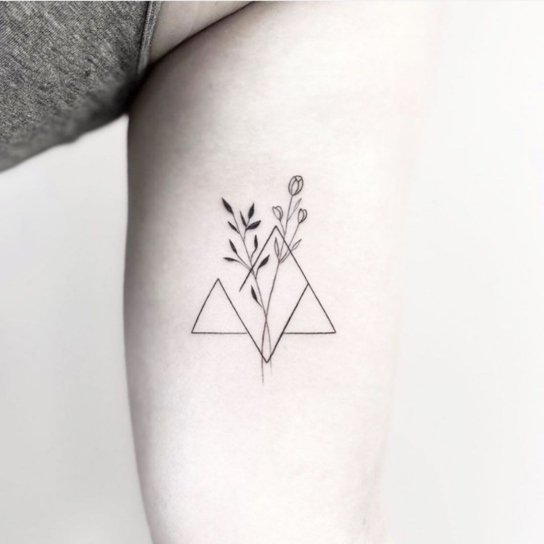 Delicate and Chic Small Tattoo Ideas for Women