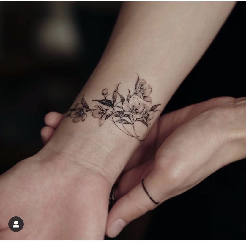 Express Yourself: 20 Stylish Wrist Tattoos for Women