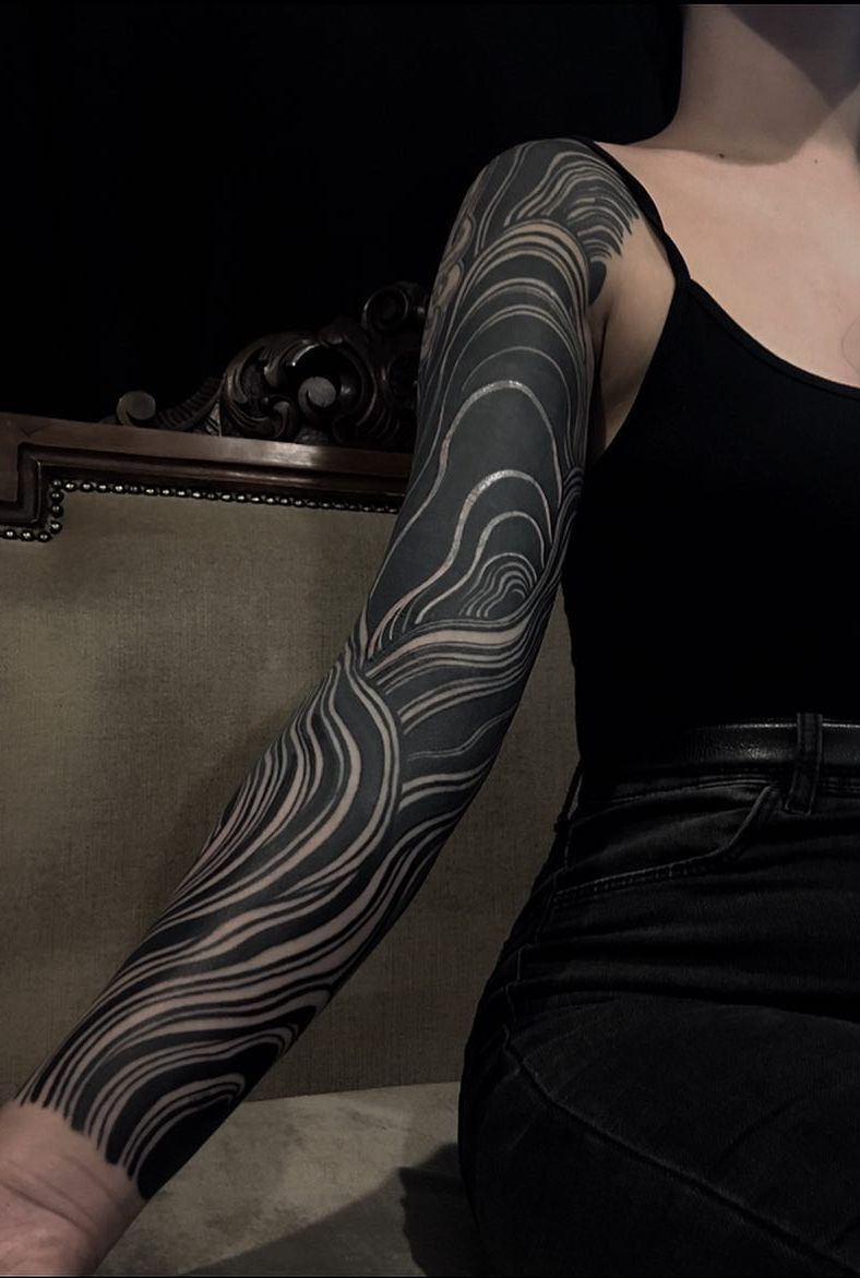 The Rise of Blackout Tattoo: Exploring the Trend and Meaning Behind this Bold Body Art