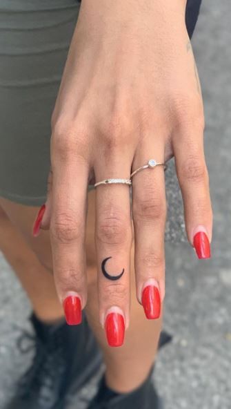 finger tattoos