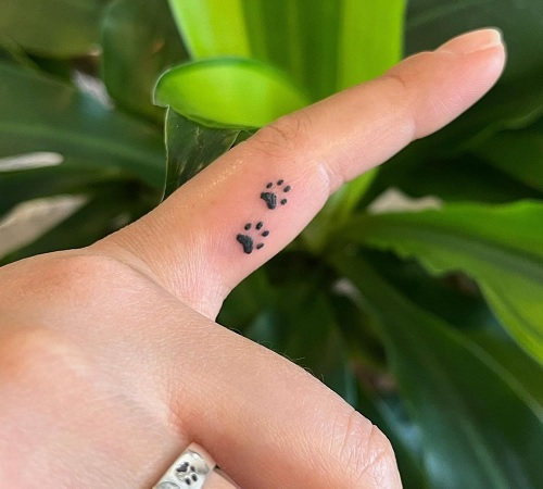 finger tattoos