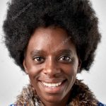 Zwarte vrouw met afro haar — Stockfoto