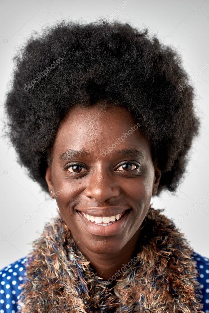 Zwarte vrouw met afro haar — Stockfoto