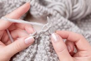 Stricken für Anfänger: Frau strick an Pullover