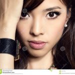 Junge schöne asiatische Frau mit makelloser Haut und dem perfekten Make-up  und Braunemhaar