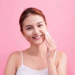 Gesunde frische asiatische Mädchen entfernen Make-up aus ihrem Gesicht mit  Wattepad. Standard-