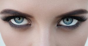 Blaue Augen schminken: Tipps für das perfekte Make-up