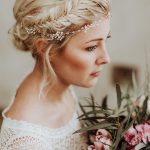 Neue Brautfrisuren für lange Haare Fotos: Daniela Marquardt Photography  Haarschmuck, Haare & Make-Up: La Chia Brautkleid: Victoria Rüsche  Brautstrauß: