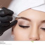 Dauerhaftes Make-up Dauerhaftes Tätowieren von Augenbrauen Der  Cosmetologist, der Dauerhaftes anwendet, bilden auf  Augenbrauenaugenbrauentätowierung