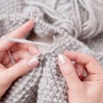 Stricken für Anfänger: Frau strick an Pullover