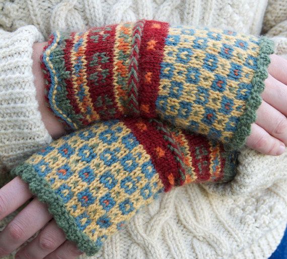 Dieses Kit enthält das Muster und das Garn, das Sie brauchen, um mein  Design lettischen Fingerlose Handschuhe stricken. Es gibt 5 Farben von