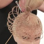 Bildung von Haare blonde Frisuren. Komplexes Weben auf lange Haare.  Nahaufnahme– Stock-Filmmaterial