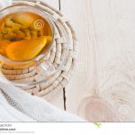 Gemütlicher und des milden Winters Hintergrund Tasse Tee mit Zitrone und  wärmen gestrickte Strickjacke oder Decke auf einem hölzernen Brett der  Weinlese