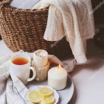 Wintermorgen Hause Gemütlich Heißer Tee Mit Zitrone Kerzen Gestrickte  Pullover — Stockfoto