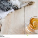 Gemütlicher und des milden Winters Hintergrund Tasse Tee und wärmen  gestrickte Kleidung