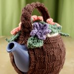 Gestrickter Kaffeewärmer - Lily Flower Basket Tea Cozy - Patterns |  Yarnspirations