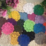 Großhandels-50PCS / Lot Handhaken-Blumen-Untersetzer 10CM  Spitze-Blumen-Großverkauf-handgemachte Deckchen-gehäkelte Schalen-Mat-runde  Placemats