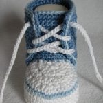 Baby-Sneaker häkeln ▻ DIY Baby-Schuhe häkeln Baby Chucks Häkeln, Baby  Turnschuhe