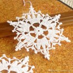 Großhandel Häkeln Sie Schneeflocken Winter Dekorationen Häkeln Sie Ornamente  Weiße Gehäkelte Schneeflocke Handmade Ornamente Home Dekor Für Weihnachten  Von