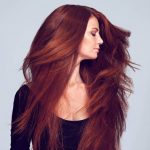 Frau mit rot getönten Haaren