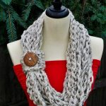 30 minutes finger crochet infinity scarf Diy Kleidung, Strickmuster, Häkeln  Muster, Stricken Und