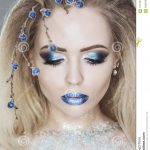 Winter-Schönheits-Frau Weihnachtsmädchen-Make-up Feiertags-Make-up Schnee- Königin-Hautecouture-Porträt über blauem Schnee-Hintergrund Lidschatten,