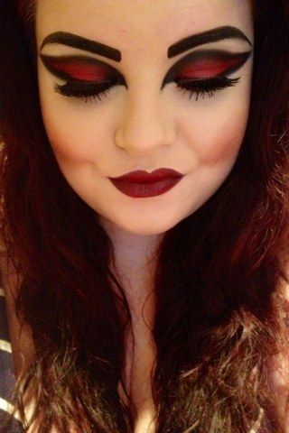 Augen-Make-up für die Rote Königin