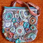 Floral Crochet Bag [Free Pattern]. Tasche HäkelnGeldbörsen Häkeln HäkeltaschenKostenlos