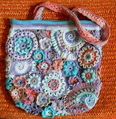 Floral Crochet Bag [Free Pattern]. Tasche HäkelnGeldbörsen Häkeln HäkeltaschenKostenlos