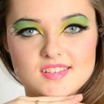 Junge weibliche Modell mit bunten Make-up. Gesicht Großansicht Porträt Foto  von Teenager.