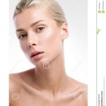 Schönheitsporträt der schönen jungen Frau auf hellgrauem Hintergrund Nacktes  Make-up