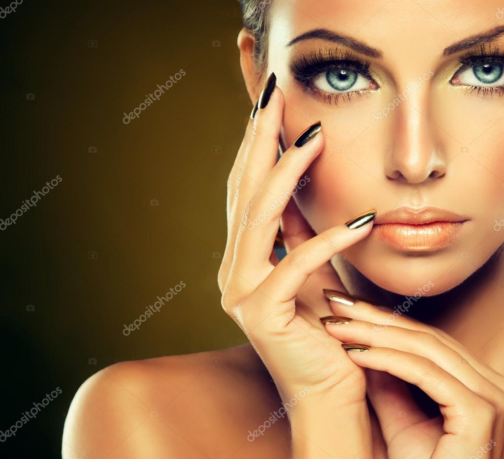 Nacktes Model mit goldenen make-up — Stockfoto