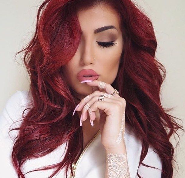 Schauen Sie mit leuchtend
roten Haarfarben hinreißend