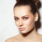 Junge schöne gesunde Frau mit stilvollen Make-up und Haarknoten  Standard-Bild - 61643842