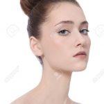 Junge schöne schlanke Mädchen mit Haarknoten über weißem Hintergrund  Standard-Bild - 21890336